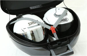 ヘルメットを２個収納できるバイクボックス